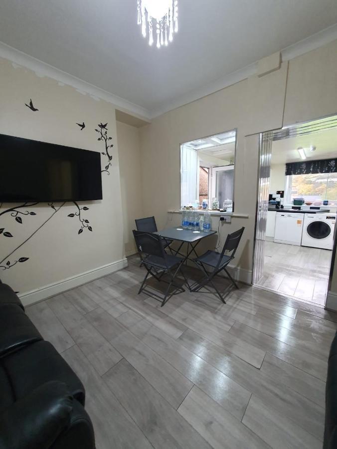 House In The Heart Of Valleys Apartment Ebbw Vale Ngoại thất bức ảnh